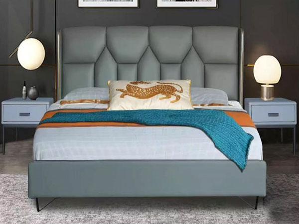 Welche Vorsichtsmaßnahmen sollten bei der Pflege eines Lederpolsterbetts getroffen werden?